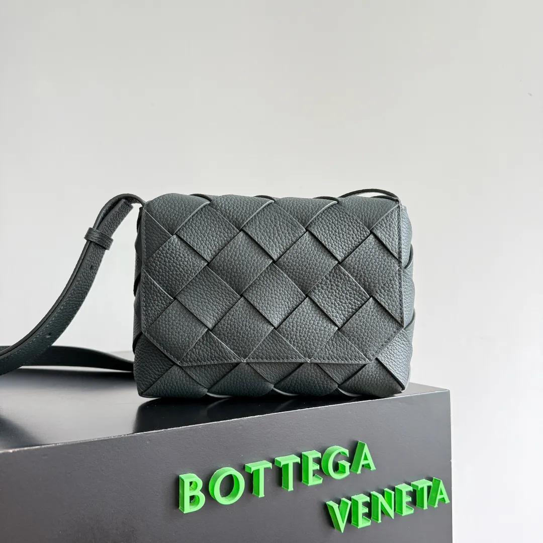 Batch 1860 BOTTEGA VENETA new Diago crossbody bag The diagonally built dynamic silhouette shows unique ingenuity. As a member of the B family's early autumn series, it uses the highest quality calfskin. The entire bag is softer, thicker and heavier, and durable. It is equipped with an adjustable strap. The texture of the 3cm wide leather strap is very similar to the litchi pattern. It is slightly stiffer than the litchi pattern. It is low-key, luxurious and full of connotation. It is refreshing and comfortable to match the upper body. Hu Yitian was also successfully captured by it. Style number: 795637 Size: 22.5*16.5*5.5cm